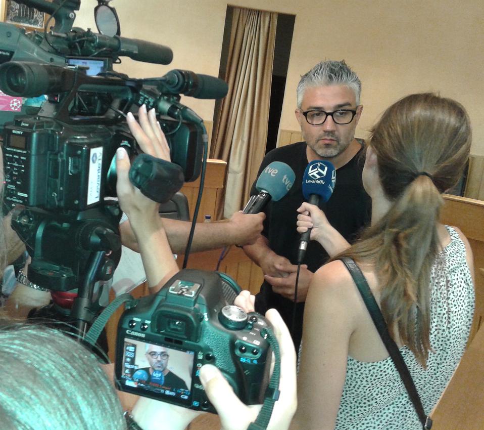 JuanmaRamon atenent als mitjans despres del plenari